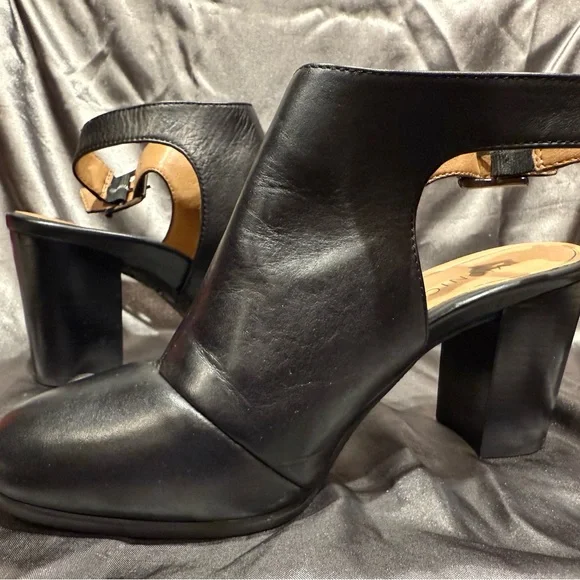 Vionic size 8.5 W 'Lacey' Black Leather Cutout Heeled Boots / Booties, Like New - Picture 7 of 10